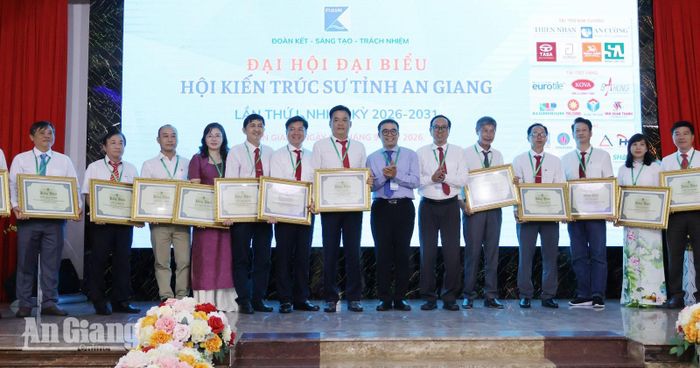 Các cá nhân xuất sắc nhận Bằng khen của Hội Kiến trúc sư Việt Nam.