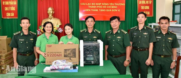 Đại diện nhóm từ thiện Nhịp sống yêu thương trao máy vi tính cho Đồn Biên phòng cửa khẩu Giang Thành.