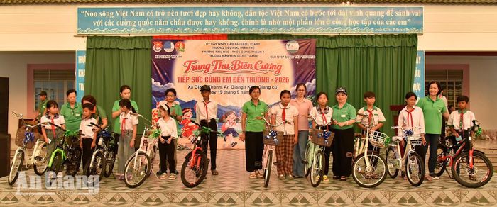 Trao xe đạp cho các em học sinh trường Tiểu học và THCS Giang Thành 2.