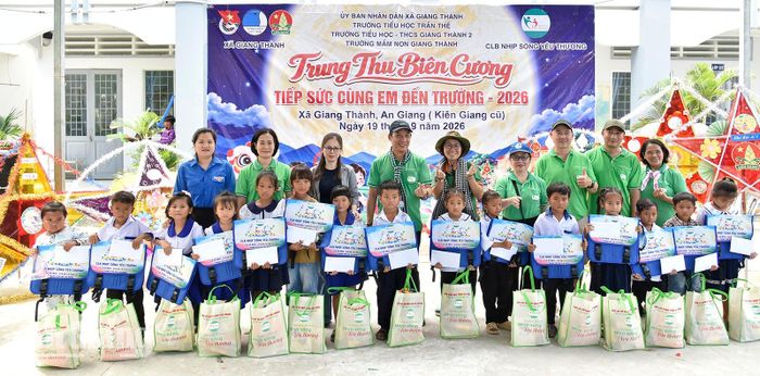 Trao quà cho học sinh trường Tiểu học Trần Thệ.