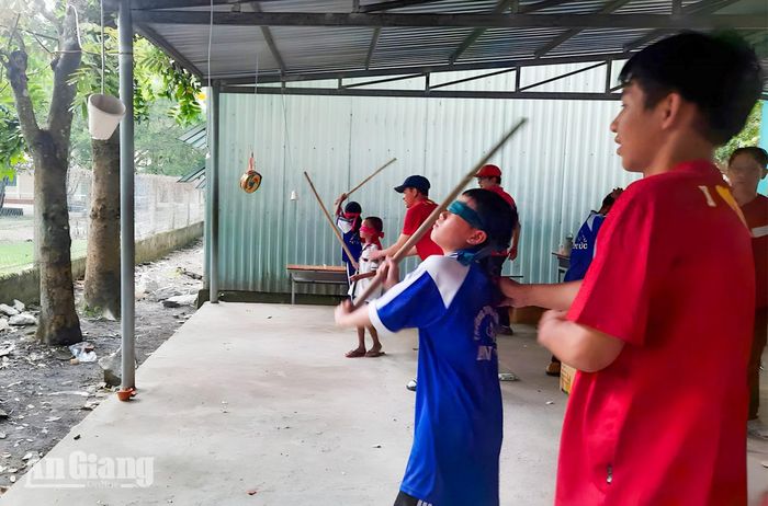 Học sinh hào hứng tham gia trò chơi dân gian bịt mắt đập niêu.
