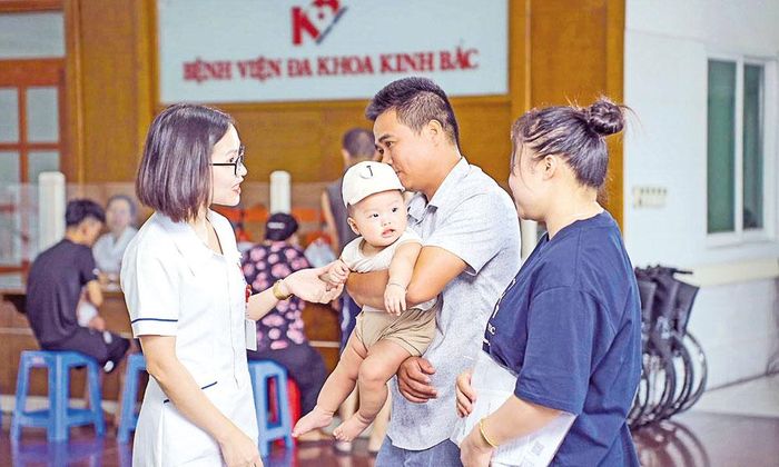 Nhân viên Bệnh viện Đa khoa Kinh Bắc II hướng dẫn, hỗ trợ người bệnh.