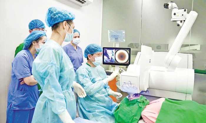 Bác sĩ Bệnh viện Mắt Sông Cầu phẫu thuật tật khúc xạ (xóa cận) trên máy Visumax 800.