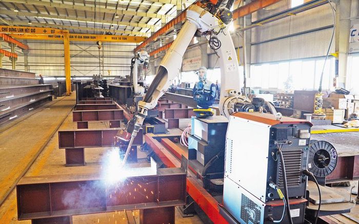  Robot trong nhà máy tại Công ty cổ phần Cơ khí xây dựng CPT (xã Hiệp Hòa). 