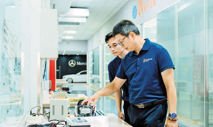  Phó Giáo sư, Tiến sĩ Nguyễn Tiến Đông (đứng trước) tích cực kết nối doanh nghiệp trong đào tạo sinh viên tại Trường Cao đẳng Lý Thái Tổ. 