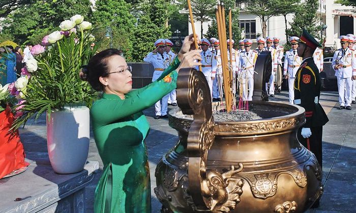  Đồng chí Nguyễn Thị Hương, Phó Bí thư Thường trực Tỉnh ủy, Trưởng Đoàn Đại biểu Quốc hội tỉnh dâng hương tưởng niệm các Anh hùng liệt sĩ. 