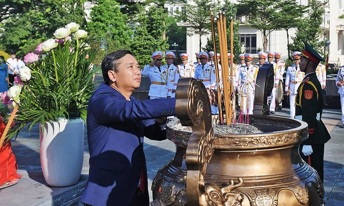  Đồng chí Nguyễn Việt Oanh, Phó Bí thư Tỉnh ủy, Chủ tịch HĐND tỉnh dâng hương tưởng niệm các Anh hùng liệt sĩ. 