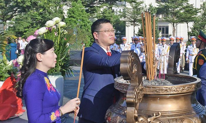  Các đồng chí Trần Huy Phương, Phó Bí thư Tỉnh ủy; Nguyễn Thị Hà, Ủy viên Ban Thường vụ Tỉnh ủy, Chủ tịch Ủy ban MTTQ tỉnh dâng hương tưởng niệm các Anh hùng liệt sĩ. 