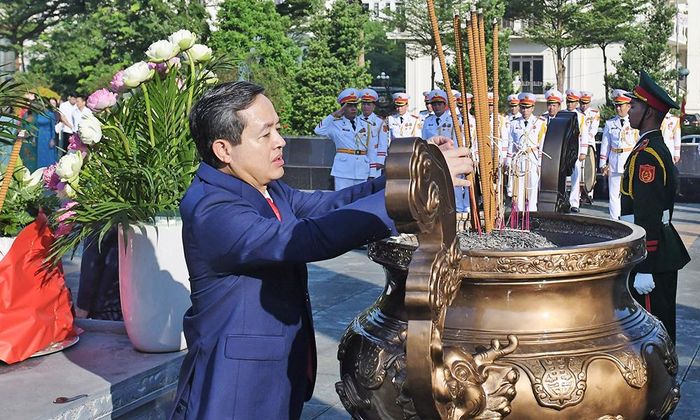 Đổng chí Phạm Hoàng Sơn, Phó Bí thư Tỉnh ủy, Chủ tịch UBND tỉnh dâng hương tưởng niệm các Anh hùng liệt sĩ. 