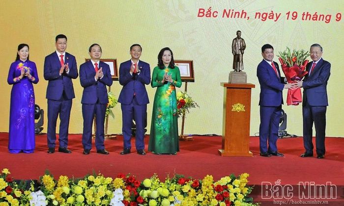  Bí thư Tỉnh ủy Nguyễn Hồng Thái và các đồng chí lãnh đạo tỉnh tặng hoa, bày tỏ tình cảm và sự trân trọng của Đảng bộ, chính quyền và Nhân dân tỉnh Bắc Ninh với Tổng Bí thư, Chủ tịch nước Tô Lâm. 