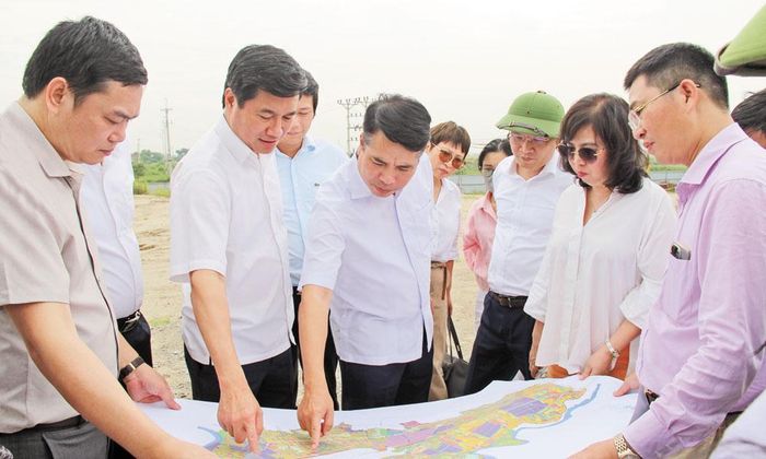 Thứ trưởng Bộ Xây dựng Nguyễn Tường Văn (thứ hai từ trái sang) cùng đoàn công tác khảo sát quy hoạch tại Cảng hàng không quốc tế Gia Bình.