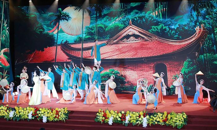 Tiết mục văn nghệ đặc sắc chào mừng lễ công bố thành lập thành phố Bắc Ninh và đón nhận Huân chương Lao động hạng Nhất.