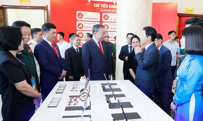 Tổng Bí thư, Chủ tịch nước Tô Lâm cùng các đại biểu thăm quan trưng bày thành tựu phát triển kinh tế- xã hội của thành phố Bắc Ninh.