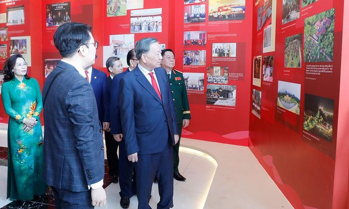 Tổng Bí thư, Chủ tịch nước Tô Lâm thăm quan trưng bày các hình ảnh về phát triển kinh tế - xã hội của Bắc Ninh