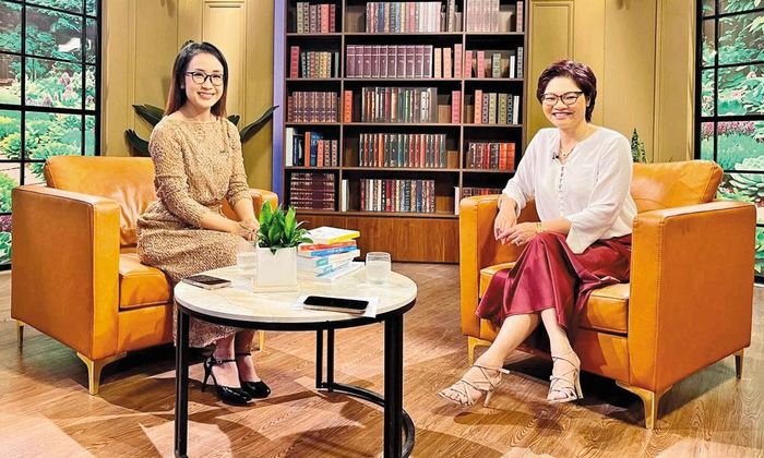 Tiến sĩ Vũ Anh Đào (bên phải) trong một chương trình ghi hình tại VTV.