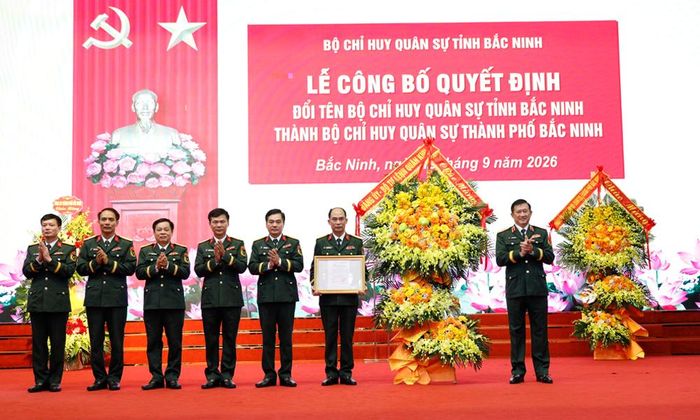Trung tướng La Công Phương trao Quyết định của Bộ trưởng Bộ Quốc phòng về việc đổi tên Bộ Chỉ huy quân sự tỉnh Bắc Ninh thành Bộ Chỉ huy quân sự thành phố Bắc Ninh.