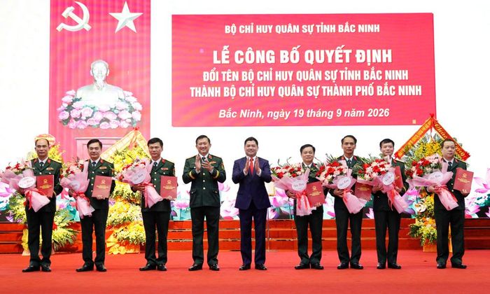 Các đồng chí Trung tướng La Công Phương và Nguyễn Hồng Thái trao Quyết định về nhân sự cán bộ.