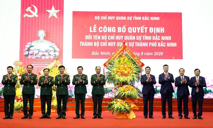Các đồng chí lãnh đạo tỉnh Bắc Ninh chúc mừng Bộ Chỉ huy quân sự tỉnh Bắc Ninh đổi tên thành Bộ Chỉ huy quân sự thành phố Bắc Ninh.