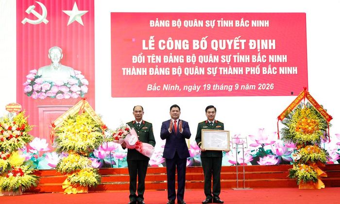 Đồng chí Nguyễn Hồng Thái trao Quyết định đổi tên Đảng bộ Quân sự tỉnh Bắc Ninh thành Đảng bộ Quân sự thành phố Bắc Ninh.
