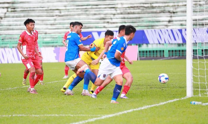  Pha tranh bóng quyết liệt giữa các cầu thủ Bắc Ninh FC (áo xanh quần trắng) và Câu lạc bộ Long An. 