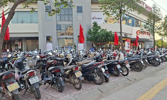  Nhiều  bãi gửi xe đã chật cứng.  