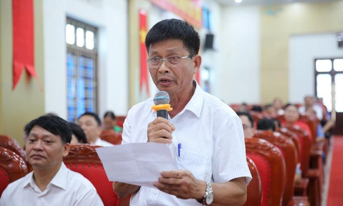  Ông Nguyễn Văn Phước, cử tri xã Kép nêu ý kiến.  
