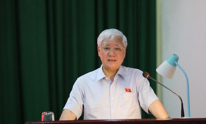  Đồng chí Đỗ Văn Chiến phát biểu với cử tri.  