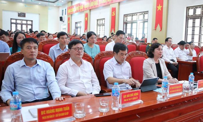  Các đại biểu dự cuộc tiếp xúc cử tri.  