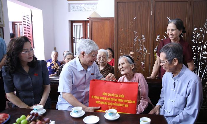 Đồng chí Đỗ Văn Chiến trao tặng quà cụ Đỗ Thị Diệp, 101 tuổi, ở thôn Phúc Thịnh, xã Kép.  