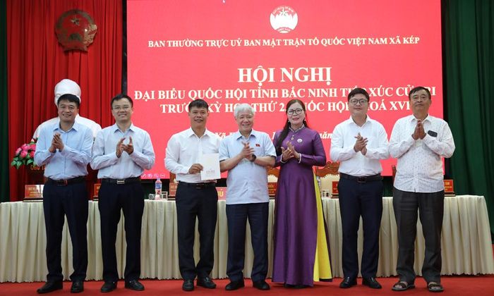  Đồng chí Đỗ Văn Chiến trao quà cho Hội Khuyến học xã Kép.  