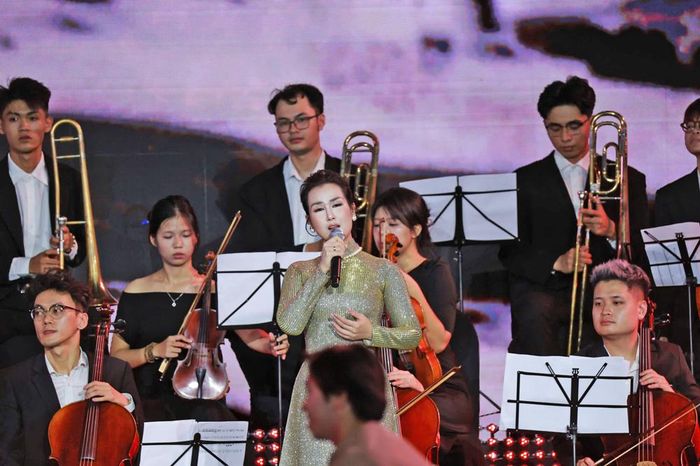  Võ Hạ Trâm biểu diễn hai ca khúc "Ca ngợi Hồ chủ tịch" và "Vầng Thái Dương". 