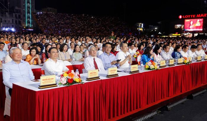  Các đại biểu dự chương trình nghệ thuật. 
