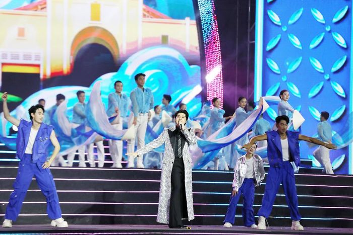  Ca sĩ Noo Phước Thịnh biểu diễn tại chương trình. 