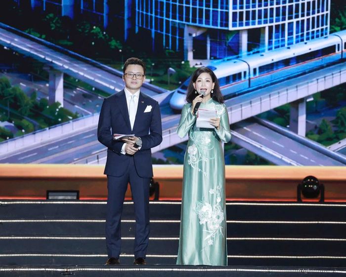  Hai MC Hữu Bằng và Mỹ Vân dẫn chương trình nghệ thuật chào mừng Lễ công bố Nghị quyết của Quốc hội về thành lập thành phố Bắc Ninh. 