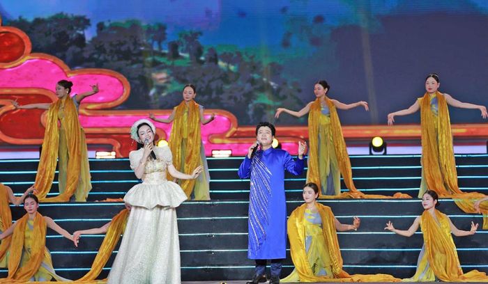  Nghệ sĩ Ưu tú Tân Nhàn và Nghệ sĩ Ưu tú Vũ Thắng Lợi thể hiện ca khúc "Bài ca Bắc Ninh". 