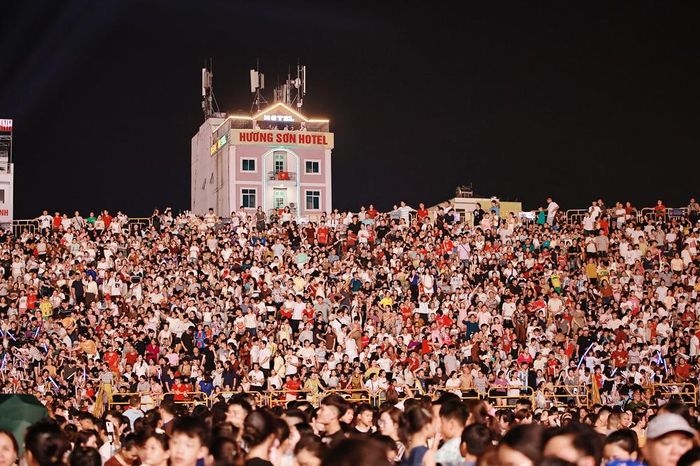  Đông đảo các tầng lớp Nhân dân thưởng thức chương trình nghệ thuật. 