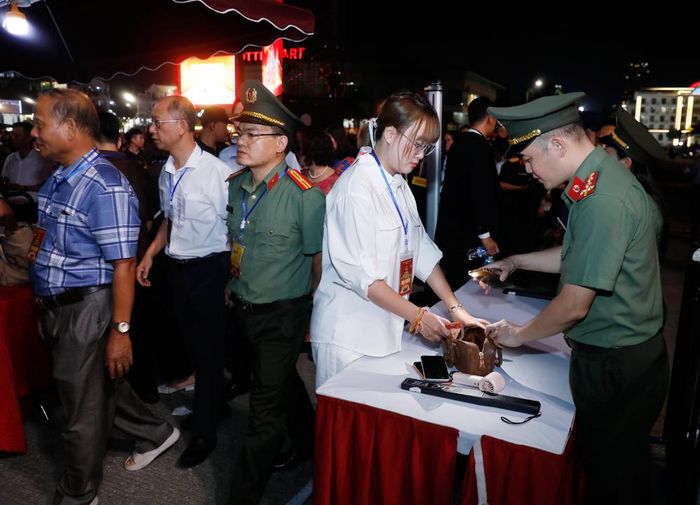  Lực lượng an ninh làm nhiệm vụ bảo đảm an ninh trật tự tại khu vực tổ chức sự kiện. 