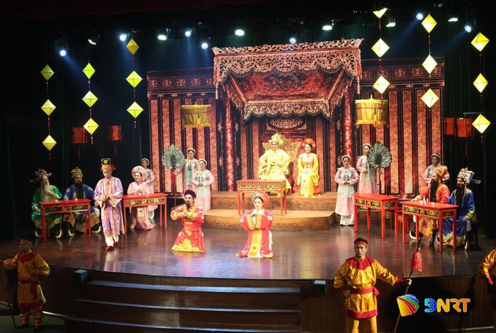 Không gian yến tiệc hoàng cung được đưa vào chương trình. Ảnh: NGỌC HÀ