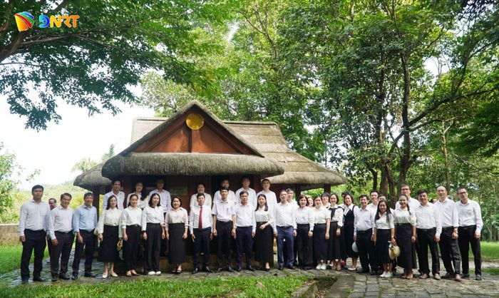 Đoàn công tác Khối thi đua Cơ quan công tác Đảng thành phố chụp hình lưu niệm tại Khu di tích Căn cứ Bộ Tư lệnh Quân khu V tại xã Trà Tân. Ảnh: PHAN VINH