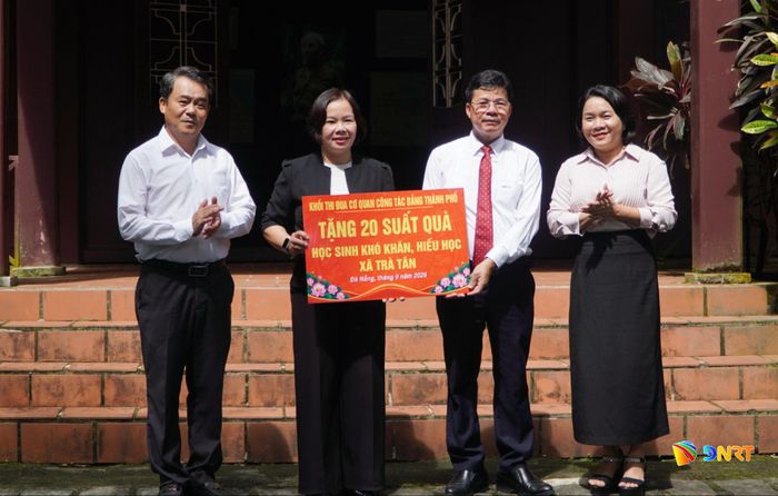 Khối thi đua Cơ quan công tác Đảng thành phố trao 20 suất quà cho học sinh có hoàn cảnh khó khăn tại xã Trà Tân. Ảnh: PHAN VINH
