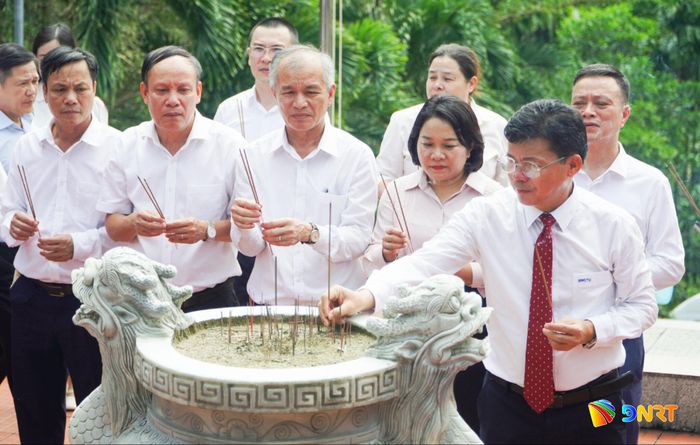 Các đồng chí lãnh đạo và thành viên đoàn công tác thắp hương tưởng niệm các anh hùng liệt sĩ tại Khu di tích Nước Oa. Ảnh: PHAN VINH
