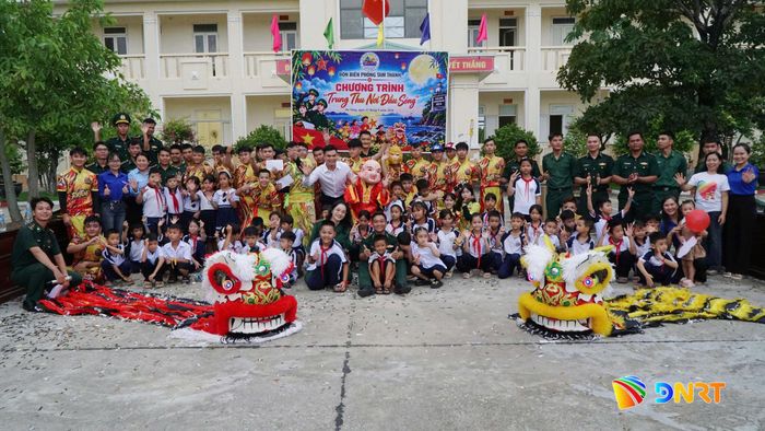 Chương trình "Trung thu nơi đầu sóng" do cán bộ, chiến sĩ Đồn Biên phòng Tam Thanh tổ chức cho các em thiếu nhi ngày 15/9. Ảnh: Q.DŨNG