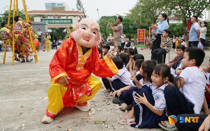 Nụ cười của thiếu nhi xã Tam Thanh khi được xem múa lân dịp Tết Trung thu 2026. Ảnh: Q.DŨNG