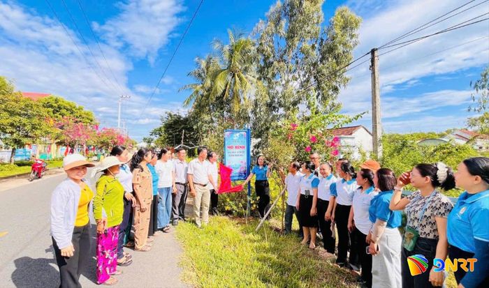 Hội Liên hiệp phụ nữ phường Quảng Phú triển khai mô hình “Nhà sạch - Vườn đẹp - Đường không rác”, góp phần xây dựng khu dân cư xanh, sạch, đẹp. Ảnh: ĐVCC