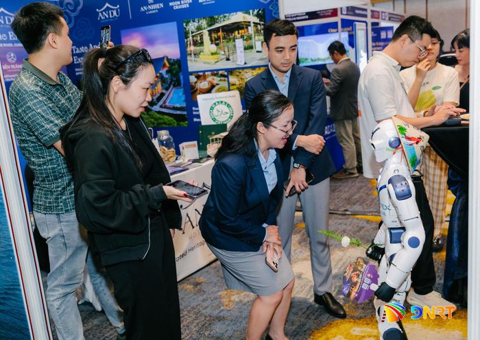 Du khách tương tác với robot hỗ trợ lễ tân tại sự kiện HORECFEX Vietnam 2026. Ảnh: N.H