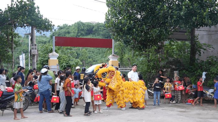 Các em nhỏ làng Tu Lung thích thú theo dõi màn múa lân phục vụ chương trình. Ảnh: THIỆN TÙNG