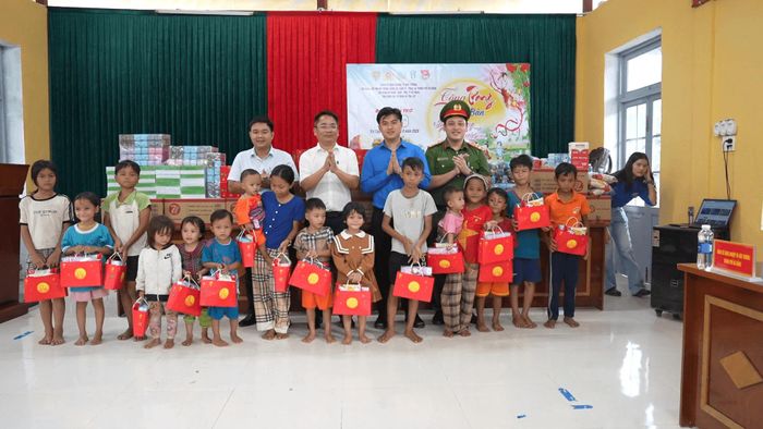 Hơn 100 suất quà Trung thu được trao tặng các em nhỏ làng Tu Lung. Ảnh: THIỆN TÙNG
