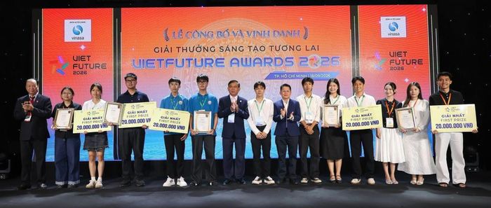 Nhóm sinh viên Đà Nẵng đoạt giải Nhất (nhóm thứ 2, từ phải sang). Ảnh: ĐVCC