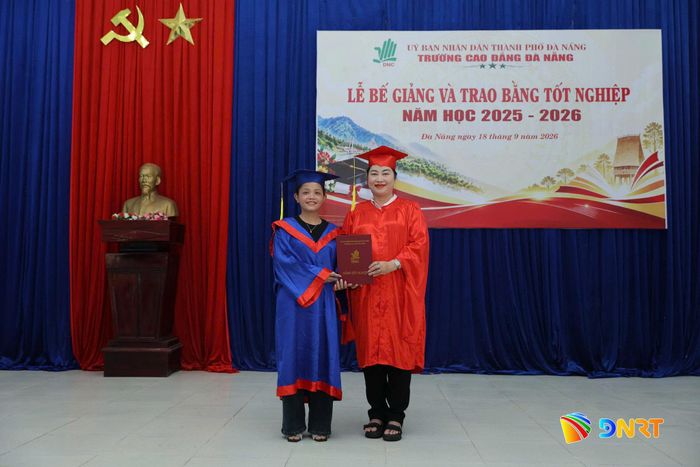 PGS.TS Vũ Thị Phương Anh, Quyền Hiệu trưởng Trường Cao đẳng Đà Nẵng trao bằng tốt nghiệp cho học sinh. Ảnh: D.LỆ
