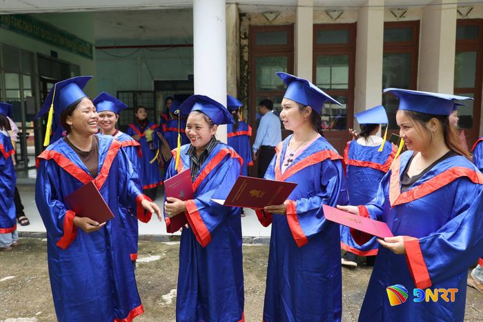 Niềm vui của học sinh trong ngày nhận bằng tốt nghiệp. Ảnh: D.LỆ
